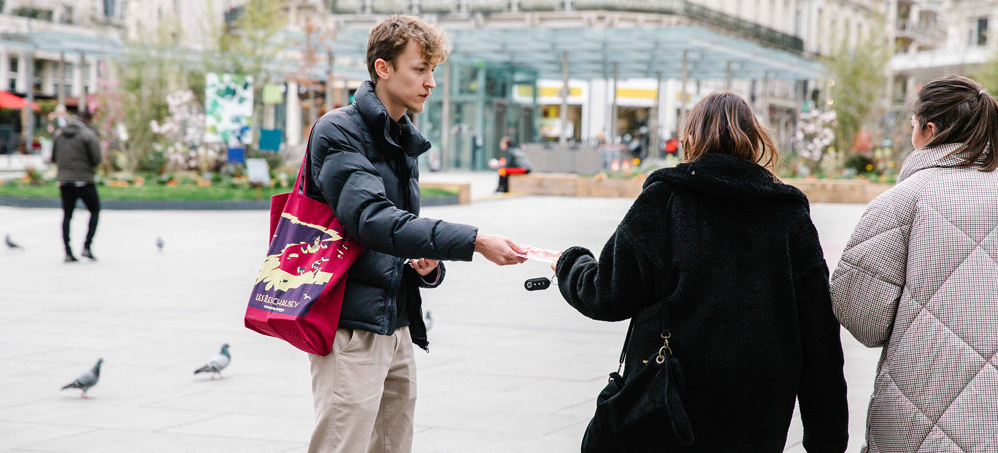 Tractage de la main à la main dans les Pays de la Loire. Secteur culturel et institutionnel à Angers, Nantes, Laval, Vendée
