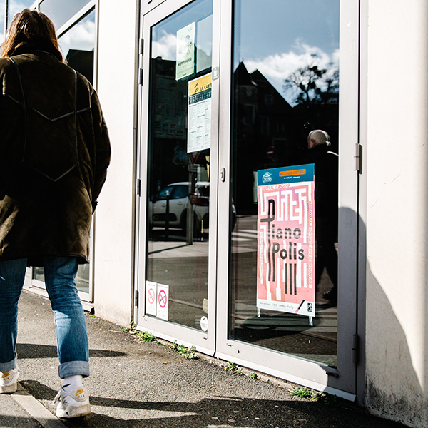 Affichage culturel réservé, protégé, sécurisé dans les commerces à Angers, Nantes, Laval, La Roche-sur-Yon, Saint-Gilles-Croix-de-Vie, Les Sables d'Olonne